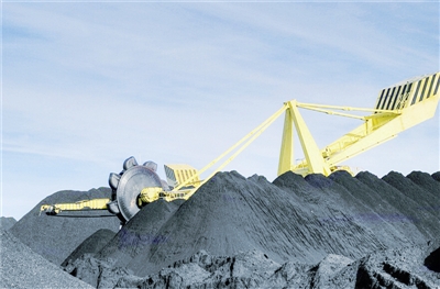 日本能源資源匱乏， 卻是世界能源消費大國。據(jù)《BP世界能源統(tǒng)計年鑒2016》數(shù)據(jù)顯示，2015年，日本石油消費量居世界第四、天然氣消費量居世界第五，幾乎全部依靠進口;煤炭生產(chǎn)量僅為0.6百萬噸油當量，而消費量高達119.4百萬噸油當量