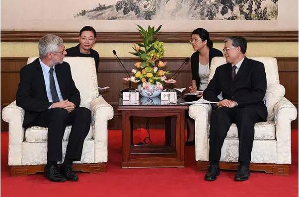 7月14日，國家能源局副局長李凡榮在北京會見波蘭能源部副部長安德烈澤杰一行，雙方就兩國能源合作前景和下一步計劃等深入交換了意見。期間，李凡榮與安德烈澤杰共同簽署了《中波關于民用核能領域合作的諒解備忘錄》