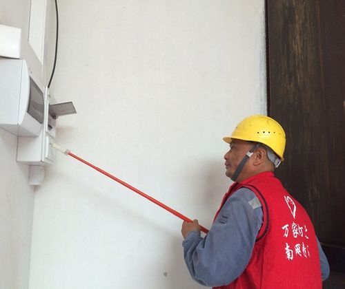 “感謝你們又一次來檢查線路和設備，這么周到的服務真是太好了。”舊址展覽館梁伯對供電義工說道