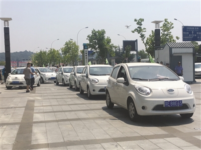 為鼓勵市民綠色低碳出行，500輛公共電動汽車最近在蘇州上線投用，吸引了數(shù)百名市民體驗分時租賃電動汽車試乘試駕。據(jù)悉，今年下半年，像共享單車一樣方便的公共電動汽車將逐步在蘇州全市推廣，計劃到年底將投用約1000輛