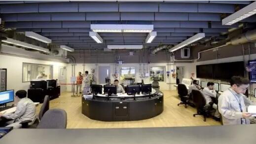 7月12日，國家核電官網顯示，海陽核電1號機組各項試驗全部結束，正式進入裝料準備階段。加上此前報道的三門1號機組，相隔不到半個月，十年前中國從美國引進的AP1000第三代核電相繼宣布進入裝料準備階段，同時計劃今年四季度并網發(fā)電，這將意味著非能動三代核電技術即將首先在中國從藍圖變成現實