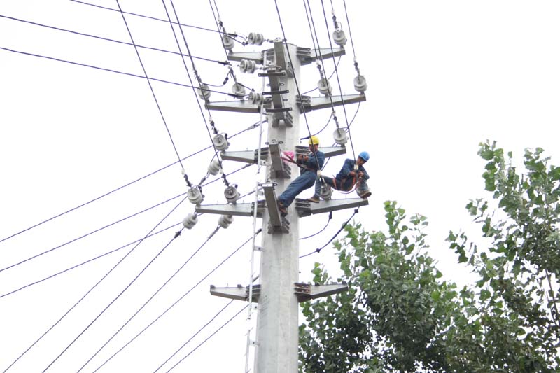 7月18日，筆者從光山縣供電公司調控中心獲悉：近期，光山縣受持續(xù)高溫天氣影響，工業(yè)、居民負荷快速增長，7月17日，全縣最大供電量336.76萬千瓦時，全縣平均負荷達18.4萬千瓦，雙雙創(chuàng)下今年入夏以來的最高值。連日來，受持續(xù)高溫天氣影響，光山縣降溫負荷不斷攀升