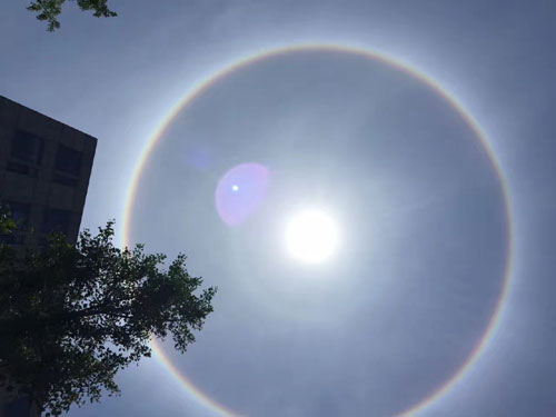 今天(19日)10時30分，寧波電網統調最高用電負荷突破1200萬千瓦，達到了1208.38萬千瓦，創(chuàng)新歷史最高負荷記錄。這標志著寧波電網正式邁入1200萬千瓦負荷時代