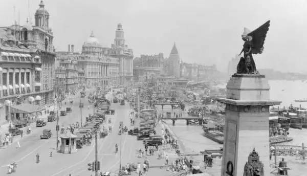 當時的上海電力公司由美國控制上世紀30年代的上海是“十里洋場”，是帝國主義的殖民地、半殖民地，是國民黨四大家族搜刮民脂民膏的大本營，也是冒險家的樂園。當然,被稱為工業(yè)動脈的電力工業(yè),帝國主義是不會輕易放過的