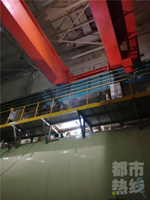 前幾天，在陜西蒲城一家西北地區(qū)最大的電廠里發(fā)生了一起事故，而事故發(fā)生后廠內從上到下悄無聲息，隨后《都市熱線》欄目“亢凱情報站”調查小組趕赴蒲城。爆料人告訴記者，事發(fā)地點是距離西安有兩個小時車程的陜西華電蒲城發(fā)電有限責任公司，這里在五天前發(fā)生了一起安全責任事故