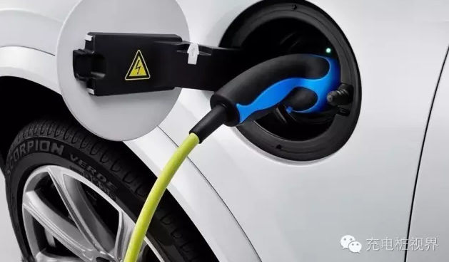 導讀：新能源汽車產能過剩的狀況不容忽視，“是個新能源汽車項目就有人搶”的盛景或許需要冷靜一下了?？駸岬耐顿Y者們需要面對現實，是現在抓住機會把握所謂的“窗口期”，還是暫時離開到投資有望產生豐厚利潤的時候再回來？有520多萬人的挪威宣布到2025年不再銷售內燃汽車，有6500多萬人口的法國宣布到2040年禁止在國內銷售汽油和柴油汽車，有13億多人的中國……暫時還什么都沒說