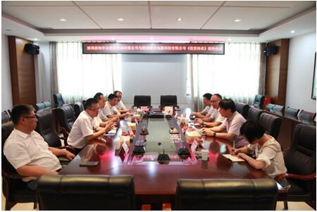 7月17日上午，華自科技股份有限公司旗下全資子公司——深圳前海華自投資管理有限公司與湖南新天電數(shù)科技有限公司在華自科技麓谷產(chǎn)業(yè)園舉行投資協(xié)議簽約儀式，華自科技以1,100萬元戰(zhàn)略投資新天電數(shù)，持有新天電數(shù)45%的股份，成為新天電數(shù)相對控股股東。新天電數(shù)董事長李燦飛，華自科技董事長、前海華自執(zhí)行董事黃文寶及雙方高管出席簽約儀式