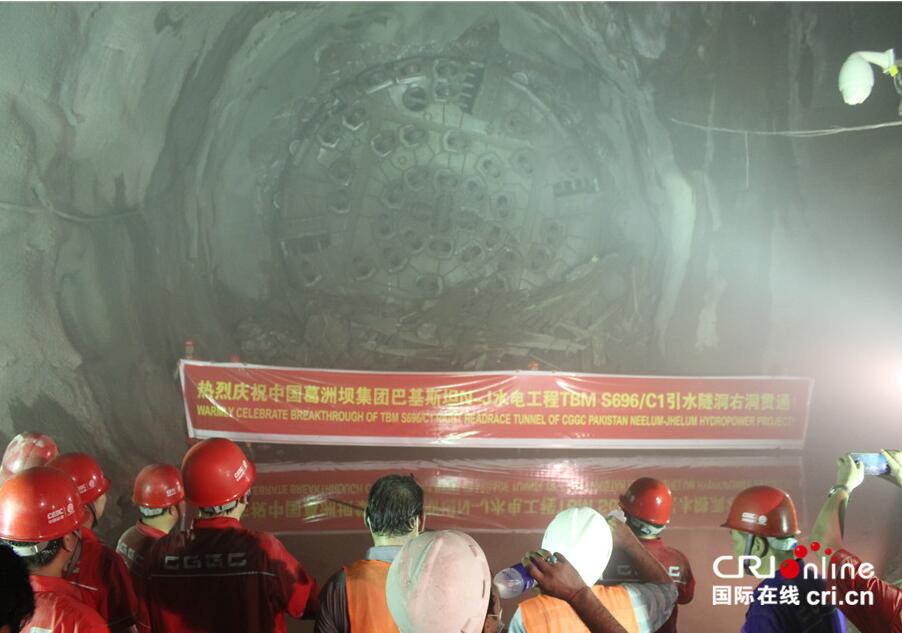 2015年5月31日，在巴控克什米爾地區(qū)一座千余米高的大山下，一臺150多米長，重逾千噸，造價約3億人民幣的全斷面隧道掘進機（TBM），正如一條巨龍般一寸一寸擊穿巖石。當晚23點40分，施工現(xiàn)場突然爆出巨響，洞內漆黑一片
