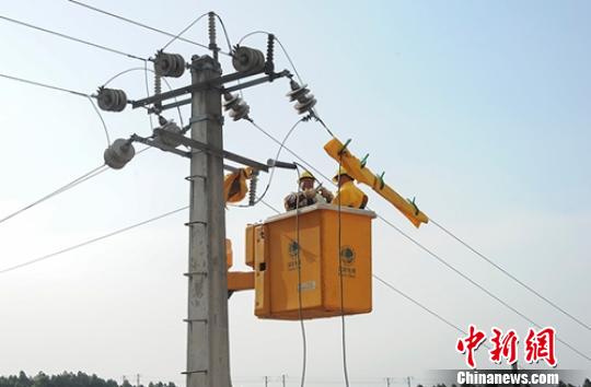 記者7月19日從國網(wǎng)四川省電力公司獲悉，2017年1至6月，四川全口徑外送電量431.2億千瓦時，水電消納形勢還是異常嚴峻。2017年入汛以來，四川各流域來水同比增加45.5%，新投水電新增裝機容量384萬千瓦，全網(wǎng)水電發(fā)電能力增加20%，水電消納形勢異常嚴峻