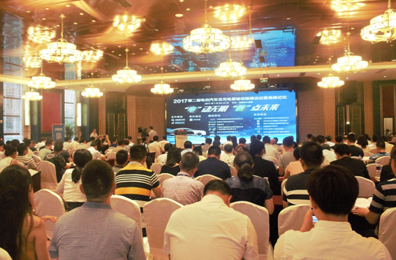 2017年7月21日~22日，由橙電網(wǎng)電力網(wǎng)聯(lián)合國網(wǎng)電動汽車服務(wù)有限公司主辦的2017第二屆電動汽車及充電基礎(chǔ)設(shè)施建設(shè)運營高峰論壇在北京隆重開幕。作為2017年電動汽車及充電基礎(chǔ)設(shè)施領(lǐng)域最權(quán)威的盛會，第二屆高峰論壇吸引了政府部門、電動汽車車企、充電設(shè)施運營商及設(shè)備制造商等眾多人士參與，就電動汽車及充電基礎(chǔ)設(shè)施發(fā)展現(xiàn)狀及未來規(guī)劃、降低充電設(shè)施建設(shè)運營難度、充電新技術(shù)及充電服務(wù)模式等熱點話題進行了深度探討