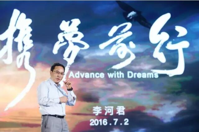 在變革與顛覆的創(chuàng)新時代，面對突如其來的時代挑戰(zhàn)和“風(fēng)口”機遇，除了科學(xué)技術(shù)方面的核心競爭力，夢想和信念也成為偉大企業(yè)前行道路上不可缺失的內(nèi)核和要素。1994年成立的漢能在清潔能源領(lǐng)域趟出了一條亮眼的探索之路，曾分別歷時8年在水電領(lǐng)域和薄膜太陽能領(lǐng)域譜寫下光輝傳奇，讓業(yè)界矚目