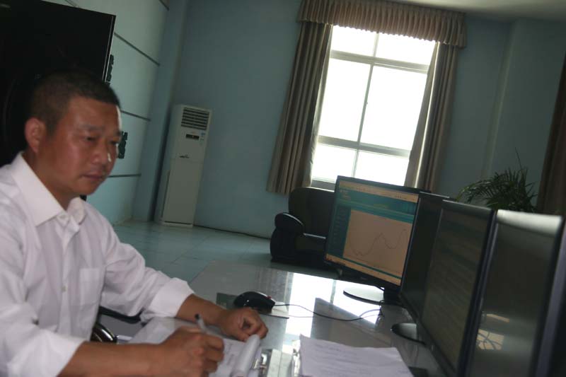 7月20日，光山縣電網(wǎng)最大供電負(fù)荷達(dá)到20.17萬千瓦，日供電量達(dá)到393萬千瓦時(shí)，兩項(xiàng)指標(biāo)雙創(chuàng)光山夏季歷史新高。光山縣供電公司多措并舉，科學(xué)應(yīng)對(duì)，確保電網(wǎng)安全穩(wěn)定運(yùn)行和廣大電力客戶消暑降溫用電