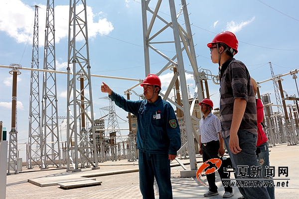 “我們靈州換流站給浙江的額定輸送功率為800萬千瓦，接近全寧夏1000萬千瓦的額定功率。通俗地說，相當(dāng)于同時(shí)點(diǎn)亮3億只白熾燈泡