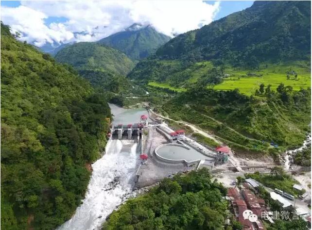 一億要是個(gè)小目標(biāo)TA用3個(gè)月就完成了這里說(shuō)的是中國(guó)電建投資建設(shè)的尼泊爾上馬相迪A水電站從今年1月正式商業(yè)運(yùn)行以來(lái)4月發(fā)電量突破1億度7月突破2億度！為緩解尼泊爾全國(guó)的電力緊張這“2個(gè)億”可是功不可沒(méi)啊◆ ◆ ◆  ◆ ◆ ◆近日，由中國(guó)電建投資建設(shè)的尼泊爾上馬相迪A水電站機(jī)組發(fā)電量突破2億度！連續(xù)安全生產(chǎn)301天！已完成年度發(fā)電計(jì)劃的64%，目前電站各個(gè)方面均處于持續(xù)良好的生產(chǎn)狀態(tài)。尼泊爾經(jīng)濟(jì)基礎(chǔ)極其薄弱，燃油、燃?xì)?、電力等能源?yán)重匱乏