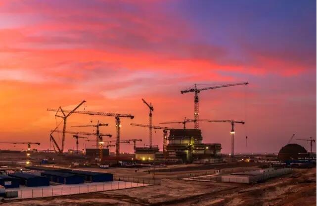 在阿拉伯海沿岸、巴基斯坦卡拉奇，中巴合作建造的卡拉奇核電站K2、K3機(jī)組正在建設(shè)?？ɡ婧穗娬臼俏覈?guó)首個(gè)百萬(wàn)千瓦級(jí)核電出口項(xiàng)目，是繼福建福清5號(hào)機(jī)組之后全球第二個(gè)開(kāi)建的華龍一號(hào)核電項(xiàng)目，也是“一帶一路”沿線最先啟動(dòng)的核電項(xiàng)目