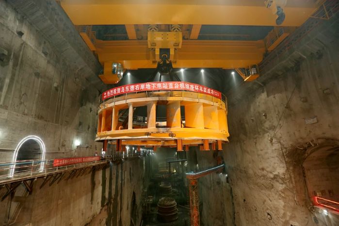 7月18日，烏東德水電站右岸地下電站首臺(tái)機(jī)組座環(huán)成功整體吊裝就位，該臺(tái)座環(huán)于5月5日開(kāi)始在安裝間組拼、焊接，歷時(shí)75天。三峽集團(tuán)公司機(jī)電工程局烏東德機(jī)電項(xiàng)目部與烏東德工程建設(shè)部地廠項(xiàng)目部密切配合，精心組織、精細(xì)管理，對(duì)座環(huán)焊接全過(guò)程“強(qiáng)抓狠管”，確保焊接質(zhì)量?jī)?yōu)良