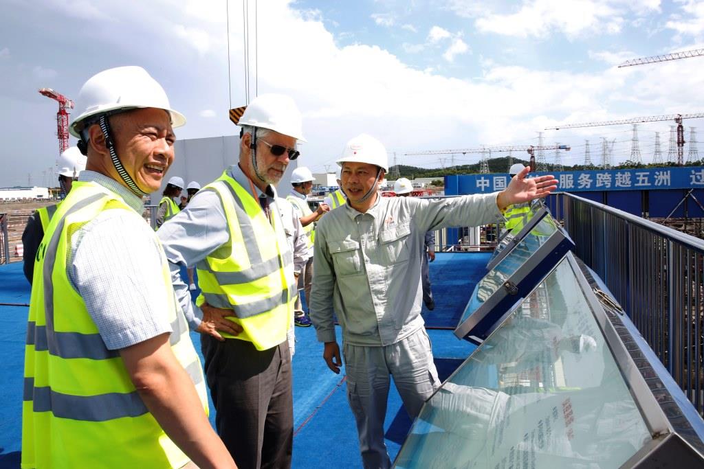 與英國簽署新建核電項(xiàng)目總投資協(xié)議還不到一年，中國廣核集團(tuán)(下稱“中廣核”)剛剛又獲得了波蘭拋出的繡球。這似乎印證了此前業(yè)內(nèi)人士向第一財經(jīng)記者所說的，中廣核借英國作為跳板進(jìn)軍歐洲其他國家核電市場的觀點(diǎn)是正確的