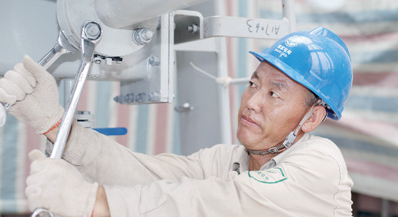 國家電網(wǎng)公司日前透露，今年1-6月，該公司累計實施電能替代重點項目5.5萬個，完成替代電量620億千瓦時，占上半年售電量的3.4%，完成年度計劃任務(wù)目標(biāo)的55%，超過時間進度5個百分點，實現(xiàn)了時間過半、任務(wù)過半。圖為7月18日，北京市順義區(qū)后魯村“煤改電”現(xiàn)場