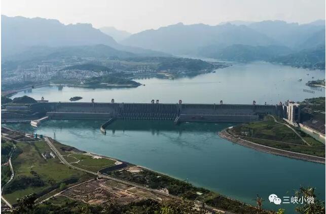 近期，長(zhǎng)江進(jìn)入了汛期，三峽等重大工程在抗洪防災(zāi)方面起到了重大作用，三峽庫(kù)區(qū)以及干、支流的水生態(tài)環(huán)境狀況也備受關(guān)注。國(guó)家水專項(xiàng)“十二五”三峽項(xiàng)目“不同水位運(yùn)行下水環(huán)境問(wèn)題診斷及安全保障研究”課題也公布了最新研究成果，在超大型水庫(kù)生態(tài)環(huán)境演化的科學(xué)認(rèn)知等方面獲得創(chuàng)新性突破