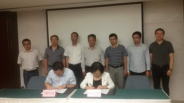  今日，充電設(shè)施信息互聯(lián)互通迎來(lái)里程碑式的發(fā)展。國(guó)家充電設(shè)施信息服務(wù)平臺(tái)與上海充換電設(shè)施公共數(shù)據(jù)采集與監(jiān)測(cè)市級(jí)平臺(tái)簽署互聯(lián)互通協(xié)議，加速實(shí)現(xiàn)國(guó)家級(jí)平臺(tái)與城市級(jí)平臺(tái)的合作對(duì)接