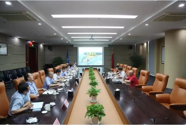 7月21日，中國(guó)核電董事長(zhǎng)、黨委書(shū)記陳樺到三門核電檢查指導(dǎo)工作，并看望慰問(wèn)一線員工。他強(qiáng)調(diào)，目前三門核電1號(hào)機(jī)組處于裝料前的關(guān)鍵時(shí)期，要從容地做好相關(guān)工作，確保機(jī)組早日安全并網(wǎng)發(fā)電