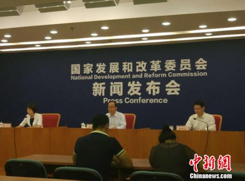 北京7月26日電，記者今日從國家發(fā)改委獲悉，首輪輸配電價改革試點已經(jīng)全面完成。輸配電價改革后，平均輸配電價比現(xiàn)行購銷價差，平均每千瓦時減少將近1分錢