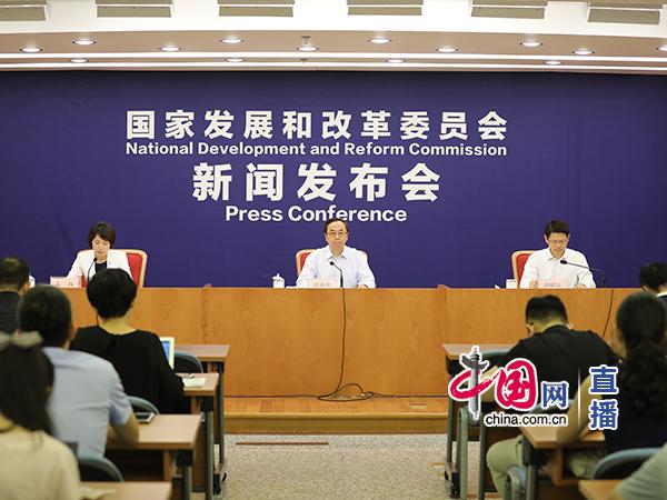 編者按：輸配電價改革是新一輪電改的重要組成部分，是“管住中間”的關(guān)鍵舉措，目的是打破電網(wǎng)的壟斷，為電力價格市場化奠定基礎(chǔ)。截至目前，已批復(fù)輸配電價水平的第一批、第二批共18個省級電網(wǎng)及深圳電網(wǎng)，累計核減電網(wǎng)準(zhǔn)許收入300多億元，降價空間全部用于降低工商業(yè)電價水平，減輕實體經(jīng)濟(jì)負(fù)擔(dān)