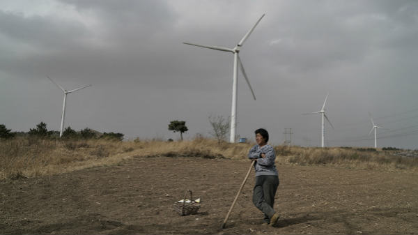摘要：阜新，中國最早建立起來的能源基地之一，也是全國第一個資源枯竭型城市。伴隨著“煤”支柱產(chǎn)業(yè)的倒下，阜新也找到了煤的替代能源——風(fēng)
