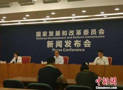 記者今日從國家發(fā)改委獲悉，首輪輸配電價改革試點已經(jīng)全面完成。輸配電價改革后，平均輸配電價比現(xiàn)行購銷價差，平均每千瓦時減少將近1分錢