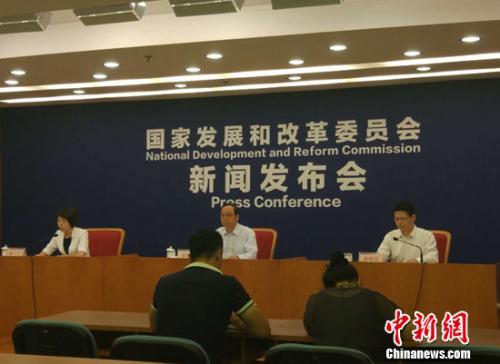 談及推進(jìn)輸配電價改革、強(qiáng)化電網(wǎng)企業(yè)監(jiān)管中遇到的困難，國家發(fā)改委價格司巡視員張滿英今日回應(yīng)，輸配電價改革，作為整個電力體制改革中“硬骨頭”中的“硬骨頭”，至少有成本監(jiān)審、電量增長和投資之間匹配問題等三方面挑戰(zhàn)。國家發(fā)改委召開新聞發(fā)布會