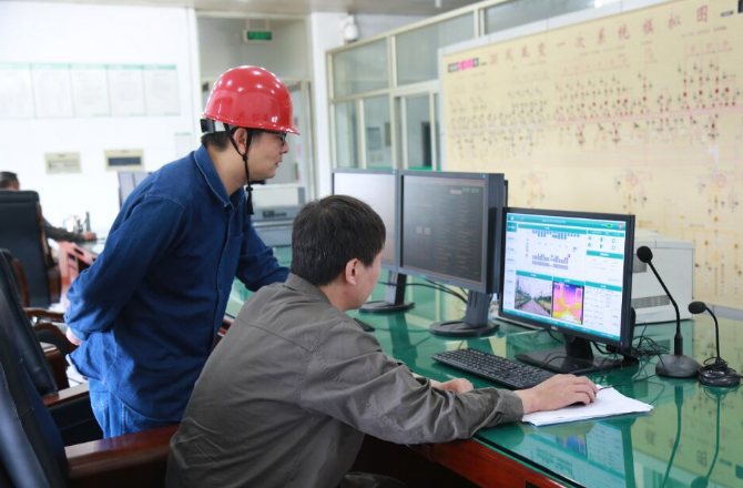 7月25日，在220千伏鳳凰變電站，一臺智能巡檢機(jī)器人根據(jù)國網(wǎng)杭州市蕭山區(qū)供電公司工作人員設(shè)定的路徑，穩(wěn)穩(wěn)的開出充電小屋，開始對變電站設(shè)備進(jìn)行自動巡視。據(jù)悉，該智能巡檢機(jī)器人集成可見光攝像儀、紅外熱像儀等多項裝置，可在高溫天氣持續(xù)開展工作，實現(xiàn)全自主巡檢、實時監(jiān)控、微氣象信息采集、數(shù)據(jù)分析等功能，相比傳統(tǒng)的人工巡檢，效率可提升一倍，為客戶用電可靠提供了有力保障