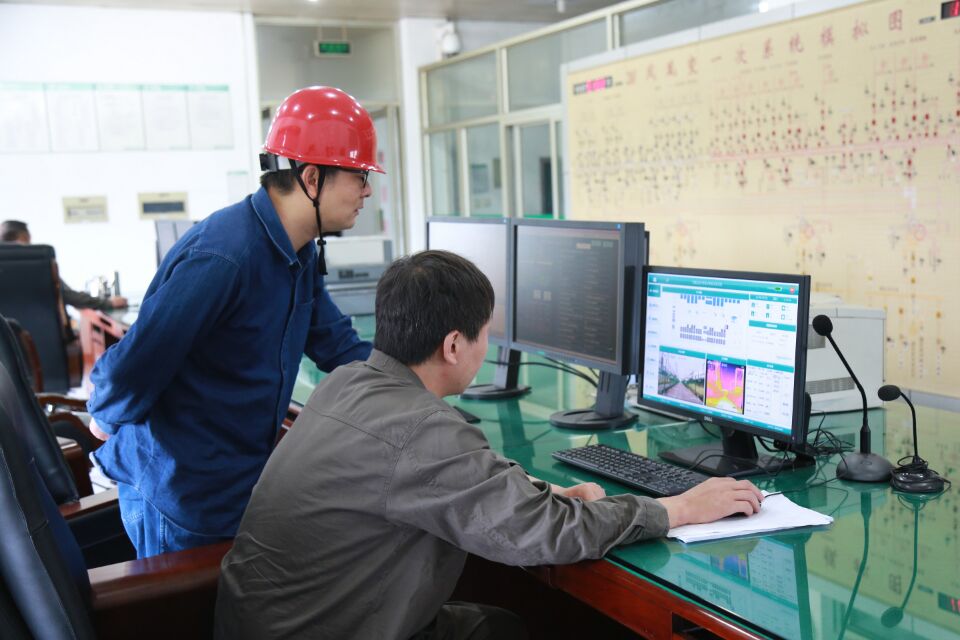 7月25日，在220千伏鳳凰變電站，一臺智能巡檢機(jī)器人根據(jù)國網(wǎng)杭州市蕭山區(qū)供電公司工作人員設(shè)定的路徑，穩(wěn)穩(wěn)的開出充電小屋，開始對變電站設(shè)備進(jìn)行自動巡視。據(jù)悉，該智能巡檢機(jī)器人集成可見光攝像儀、紅外熱像儀等多項裝置，可在高溫天氣持續(xù)開展工作，實現(xiàn)全自主巡檢、實時監(jiān)控、微氣象信息采集、數(shù)據(jù)分析等功能，相比傳統(tǒng)的人工巡檢，效率可提升一倍，為客戶用電可靠提供了有力保障