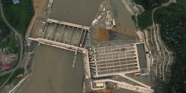 科卡科多辛克雷水電站帶給厄瓜多爾的不僅僅是能源，還累計(jì)給當(dāng)?shù)貏?chuàng)造了近8000個(gè)就業(yè)崗位，并以良好的工資待遇和優(yōu)厚的福利贏得了當(dāng)?shù)厝说恼J(rèn)可。6年建設(shè)期間，中國(guó)水電先后為項(xiàng)目所在地的村莊修繕了道路，共享了工地的凈水設(shè)施，讓村民喝上了清潔的飲用水，還為當(dāng)?shù)匦W(xué)捐贈(zèng)電腦、書(shū)籍，切實(shí)履行了企業(yè)社會(huì)責(zé)任