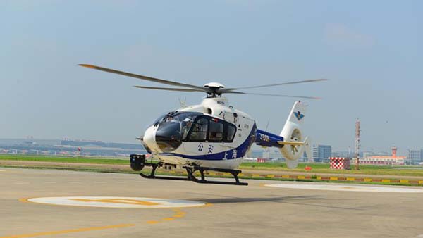 伴隨連續(xù)多日的極端高溫天氣，上海電網(wǎng)用電負(fù)荷不斷攀升。為確保城市電網(wǎng)的安全穩(wěn)定運(yùn)行，7月25日，國(guó)網(wǎng)上海市電力公司檢修公司聯(lián)手上海市公安局警務(wù)航空隊(duì)，利用警用直升機(jī)對(duì)±800千伏復(fù)奉直流輸電線(xiàn)路及多條500千伏線(xiàn)路進(jìn)行高空巡視