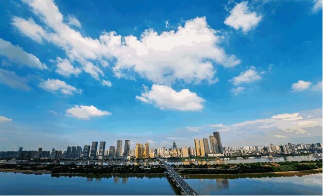 洪水“下線(xiàn)”，湖南全省經(jīng)一翻“梳洗”，恢復(fù)了往日的景象，便又匆匆進(jìn)入“酷暑”模式。雖然洪災(zāi)已過(guò)，但是一場(chǎng)洪水不可能過(guò)而無(wú)痕，它們的發(fā)生總在向我們揭露出災(zāi)害管理體制不足與缺失