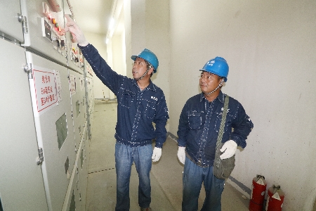 為有效遏止電氣火災(zāi)發(fā)生，河南濟(jì)源供電公司組織專(zhuān)業(yè)技術(shù)服務(wù)人員對(duì)高層居民住宅小區(qū)的配電房、電氣線(xiàn)路、用電設(shè)備等進(jìn)行全面“體檢”排查，切實(shí)消除電氣火災(zāi)安全隱患問(wèn)題，杜絕各類(lèi)火災(zāi)事件發(fā)生。7月26日，該公司亞橋供電所組織人員對(duì)泉水灣住宅小區(qū)的配電房、電纜豎井進(jìn)行隱患排查