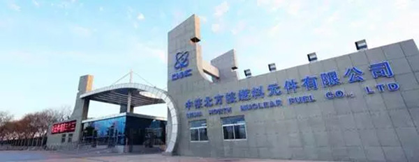 您知道核電站是怎么發(fā)出電的嗎？如果說鍋爐是靠燒煤來產(chǎn)生能量，那核電站“燒”的就是核燃料，別看它們有的只是個(gè)直徑只有6厘米的小球，每個(gè)小球里裝著12000個(gè)二氧化鈾顆粒，四顆這樣的小球就夠一個(gè)三口之家取一冬天暖了，能量相當(dāng)于6噸煤，這就是我們四代核電堆型的威力。您知道核電站是怎么發(fā)出電的嗎？如果說鍋爐是靠燒煤來產(chǎn)生能量，那核電站“燒”的就是核燃料，就是核電站的糧食，今天我們就帶您到糧倉去看一看