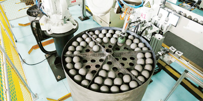 7月17日，中核集團(tuán)中核北方核燃料元件有限公司高溫氣冷堆核燃料元件生產(chǎn)線第20萬個(gè)球形燃料元件順利下線，標(biāo)志著我國高溫氣冷堆核燃料元件制造實(shí)現(xiàn)了從實(shí)驗(yàn)線到工業(yè)規(guī)模的直接轉(zhuǎn)化，同時(shí)也標(biāo)志著我國高溫氣冷堆核燃料元件制造水平已走在世界前列，對(duì)于推進(jìn)高溫氣冷堆核電技術(shù)商業(yè)化和“走出去”具有重要意義。據(jù)了解，該生產(chǎn)線是國家科技重大專項(xiàng)——先進(jìn)壓水堆及高溫氣冷堆示范工程的配套項(xiàng)目，是全球首條工業(yè)規(guī)模高溫氣冷堆核燃料元件生產(chǎn)線，具有我國完全自主知識(shí)產(chǎn)權(quán)