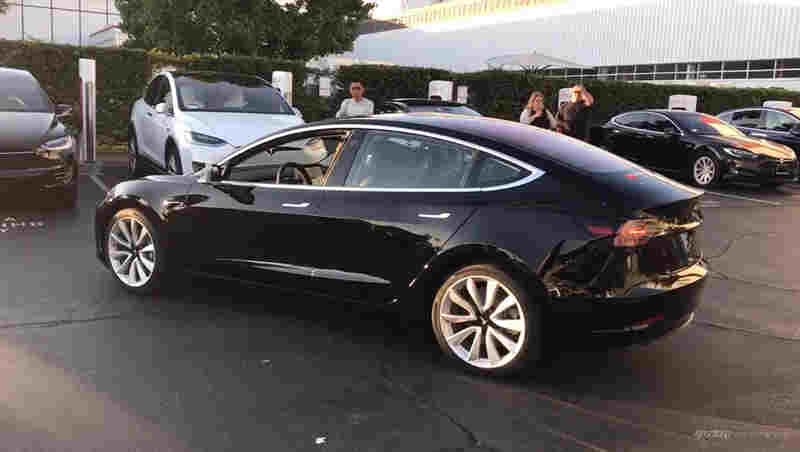 還記得特斯拉的CEO馬斯克說要在Model3上打造太陽能車頂?shù)南敕▋好矗空f實(shí)話，本人并不看好這種設(shè)計(jì)，因?yàn)樵诩夹g(shù)上會(huì)有很多的難點(diǎn)所在。這不，公司在研究了幾個(gè)月之后說這個(gè)方法并不太可行