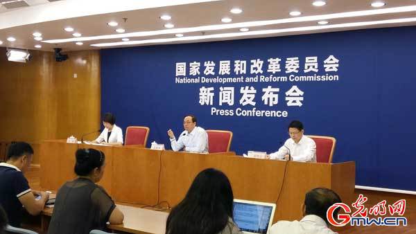 電力體制改革一直是人們重點(diǎn)關(guān)注的問題，今天上午，在國家發(fā)改委舉行的新聞發(fā)布會(huì)上，國家發(fā)改委新聞發(fā)言人孟瑋表示，截至目前，首輪輸配電價(jià)改革試點(diǎn)已經(jīng)全面完成。另據(jù)國家發(fā)改委價(jià)格司巡視員張滿英透露，改革取得了初步成效，下一步，輸配電價(jià)改革將重點(diǎn)關(guān)注四個(gè)方面