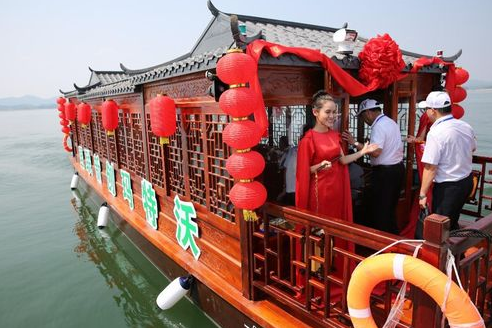 輕舸迎上客，悠悠湖上來。7月25日，深圳市沃特瑪電池有限公司以“綠色觀光揚(yáng)帆舒城”為主題，在安徽舒城萬佛湖舉辦“沃特瑪創(chuàng)新聯(lián)盟純電動(dòng)船艇首航儀式”