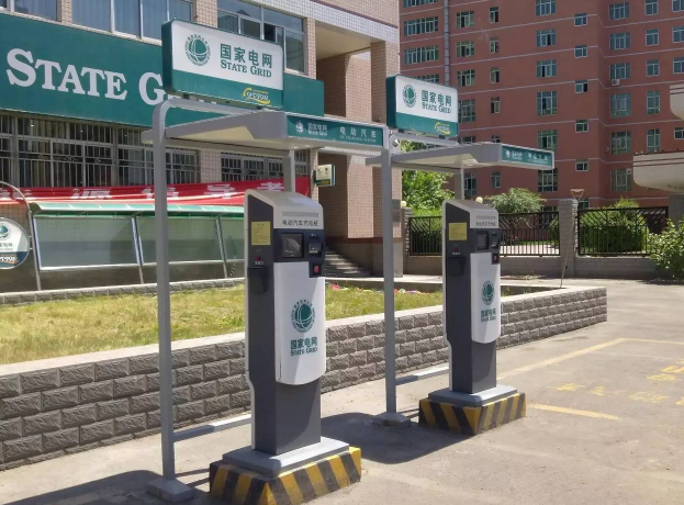 日前，以“把握趨勢(shì)，攜手共建”為主題的2017（第二屆）中國(guó)充電樁創(chuàng)新峰會(huì)在北京舉辦。本次峰會(huì)上，與會(huì)專家通過(guò)行業(yè)現(xiàn)狀分享、企業(yè)發(fā)展階段成果討論及行業(yè)實(shí)踐探討，形成初步共識(shí)：中國(guó)充電樁行業(yè)初步發(fā)展的時(shí)代已過(guò)去，目前進(jìn)入全新的發(fā)展階段，結(jié)合未來(lái)交通的智能化發(fā)展趨勢(shì)，圍繞用戶進(jìn)行深度運(yùn)營(yíng)已成為該產(chǎn)業(yè)的迫切需求