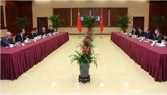 應(yīng)國(guó)家電投董事長(zhǎng)、黨組書記，國(guó)家核電董事長(zhǎng)王炳華邀請(qǐng)，7月25日至27日，土耳其能源與自然資源部（以下簡(jiǎn)稱“土能源部”）副次長(zhǎng)雅馬奇先生率團(tuán)訪問(wèn)國(guó)家電投總部，并對(duì)國(guó)家核電本部及有關(guān)單位、產(chǎn)業(yè)合作伙伴進(jìn)行技術(shù)訪問(wèn)。王炳華對(duì)土能源部一直以來(lái)給予國(guó)家電投的支持和幫助表示感謝，他介紹了中國(guó)AP1000項(xiàng)目進(jìn)展和CAP1400示范項(xiàng)目開工準(zhǔn)備情況，并就雙方未來(lái)在核電培訓(xùn)、本地化、核安全監(jiān)管能力提升等領(lǐng)域的合作提出具體建議