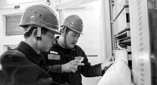 珠海供電局工作人員對(duì)橫琴配電網(wǎng)開展“雙鏈環(huán)”升級(jí)工作。 “橫琴總部大廈、華融開關(guān)站試驗(yàn)正常，兩個(gè)開關(guān)站合環(huán)運(yùn)行！”7月24日16時(shí)24分，隨著工作人員的宣布，珠海橫琴自貿(mào)區(qū)配電網(wǎng)正式啟用“雙鏈網(wǎng)格化閉環(huán)運(yùn)行”（簡(jiǎn)稱“雙鏈環(huán)”），為助力港珠澳大灣區(qū)建設(shè)再作貢獻(xiàn)