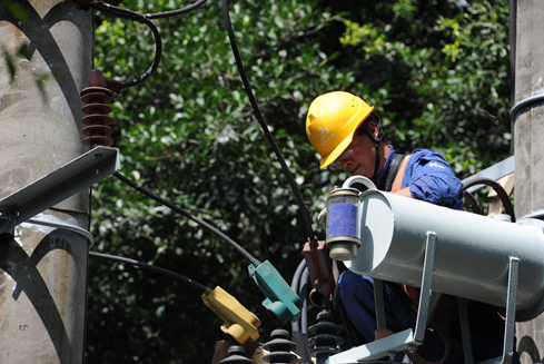 7月27日，隨著連續(xù)高溫熱浪來襲，眉山電網(wǎng)負荷再創(chuàng)歷史新高達到168.5萬千瓦，較去年最大負荷150.7萬千瓦增長11.81%。據(jù)悉,受近期酷熱與雷暴極端氣候的影響，電網(wǎng)安全穩(wěn)定運行面臨嚴峻的挑戰(zhàn)，眉山公司各部門齊心協(xié)力、積極合作，確保打贏迎峰度夏攻堅戰(zhàn)