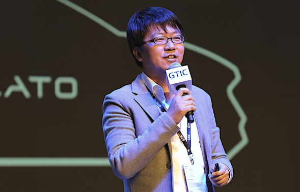 由于中國對新能源造車行業(yè)的規(guī)定更趨嚴格，競爭愈發(fā)激烈，吸引眾多造車新勢力前赴后繼的中國電動汽車產(chǎn)業(yè)已然出現(xiàn)整合跡象。7月27日，據(jù)路透社(Reuters)消息，奇點汽車創(chuàng)始人兼CEO沈海寅表示該公司已經(jīng)與其他四家中國電動車初創(chuàng)企業(yè)，包括車和家，紅星汽車，威馬汽車以及上海愛馳億維公司就“結(jié)盟”事宜展開了為期數(shù)月的商討