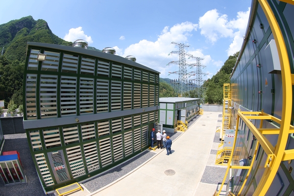 7月20日，19時(shí)，隨著地處秦嶺山深處110千伏嘉陵變站用系統(tǒng)的投入，標(biāo)志著陜西省寶雞市首座預(yù)裝式艙體智能變電站順利投運(yùn)。該站是寶漢高速的配套供電工程，在為寶漢高速建設(shè)提供堅(jiān)實(shí)可靠的能源之外，還提高了區(qū)域電網(wǎng)的供電能力和供電可靠性，進(jìn)一步優(yōu)化了寶雞電網(wǎng)構(gòu)架