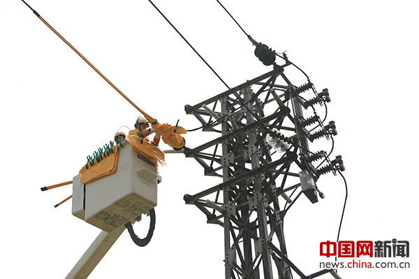 記者近日獲悉，今年上半年廣東省全社會(huì)用電量2682億千瓦時(shí)，同比增長(zhǎng)4.6%；全口徑客戶(hù)平均停電時(shí)間8.23小時(shí)，供電可靠性排名全國(guó)前十的供電局總數(shù)連續(xù)三年領(lǐng)跑全國(guó)；實(shí)現(xiàn)2211個(gè)中心村農(nóng)網(wǎng)改造升級(jí)和2901個(gè)機(jī)井通電，進(jìn)一步提升了縣域和農(nóng)村居民用電質(zhì)量。擦亮供電可靠性“金字招牌”：占據(jù)“全國(guó)前十”3席珠海連獲第一6月底一個(gè)最普通的日子，電力工人朱五洲正在深6米、長(zhǎng)20多公里的橫琴電纜隧道地下管溝里來(lái)回巡視，空氣的悶濁和風(fēng)機(jī)運(yùn)轉(zhuǎn)的轟鳴聲一如往常