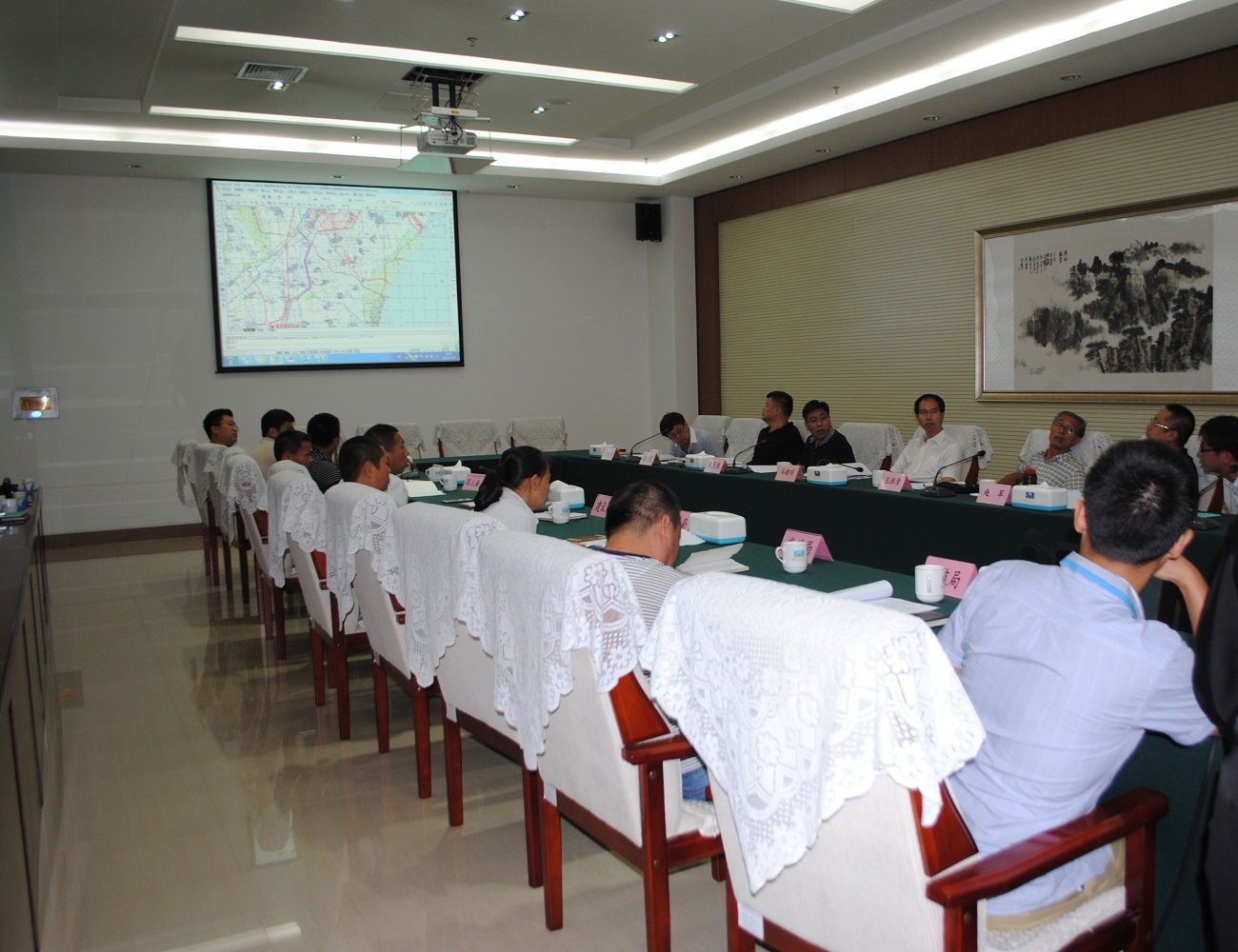 近日，昌黎縣城鄉(xiāng)規(guī)劃局組織召開(kāi)了秦皇島黃金海岸220kV變電站選址論證報(bào)告審查會(huì)議，審查會(huì)議由秦皇島市規(guī)劃設(shè)計(jì)研究院、秦皇島電力設(shè)計(jì)院等單位的專家組成了專家審查組，并邀請(qǐng)了秦皇島市城鄉(xiāng)規(guī)劃局、北戴河新區(qū)、縣電力、環(huán)保、建設(shè)、國(guó)土等縣直有關(guān)部門(mén)參加了此次會(huì)議，從建設(shè)項(xiàng)目與城市規(guī)劃布局的協(xié)調(diào)等方面對(duì)秦皇島黃金海岸220kV變電站項(xiàng)目的規(guī)劃選址意見(jiàn)進(jìn)行了認(rèn)真審查。審查會(huì)議原則通過(guò)該項(xiàng)目規(guī)劃選址論證報(bào)告，同意秦皇島黃金海岸220kV變電站選址于昌黎縣東部葛條港鄉(xiāng)解官營(yíng)村北偏東約550m，沿海高速西側(cè)約300m