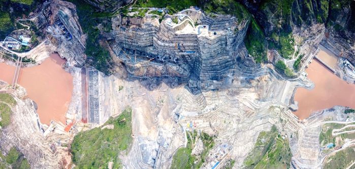 流金七月，金沙江河谷“熱浪”洶涌。入夏兩月以來(lái)，烏東德水電站工程施工區(qū)頻受高溫襲擊，最高日溫可達(dá)42度